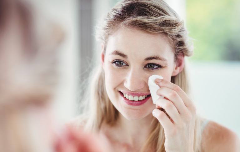 メイクをする女性