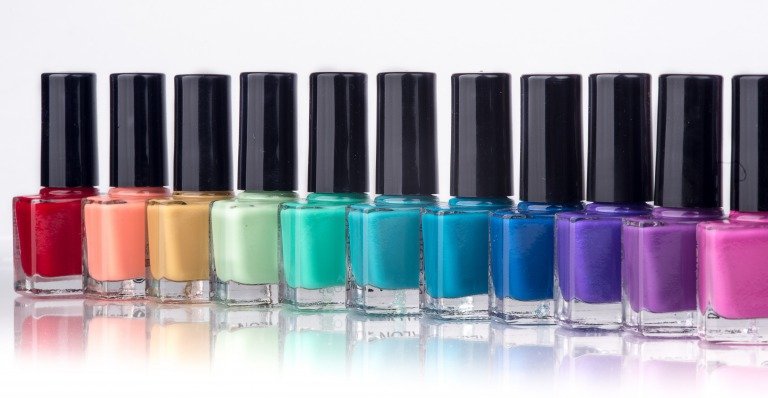 手がキレイに見えるネイルカラー