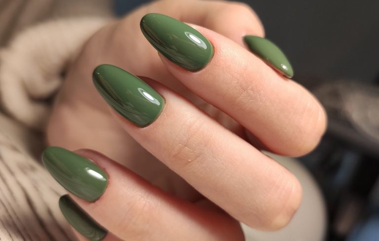 手がキレイに見えるネイルカラー