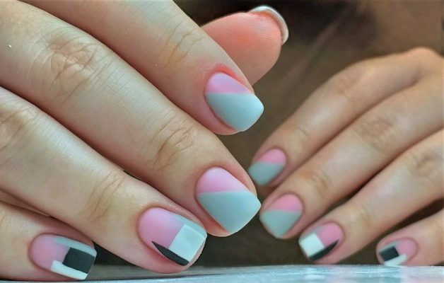 変形フレンチネイル