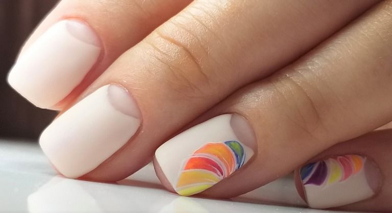 逆フレンチネイルデザイン