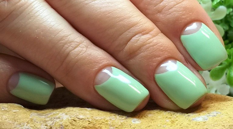 逆フレンチネイルデザイン