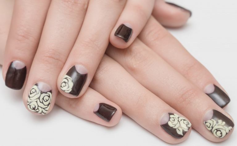 逆フレンチネイルデザイン