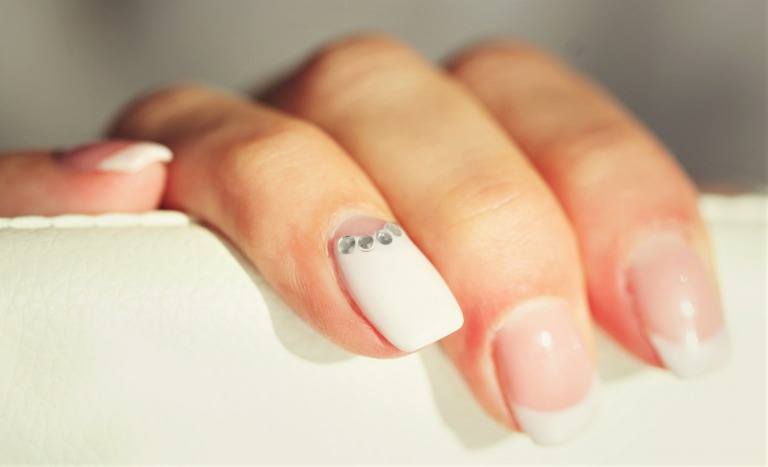 逆フレンチネイルデザイン