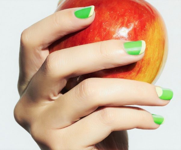 逆フレンチネイルデザイン