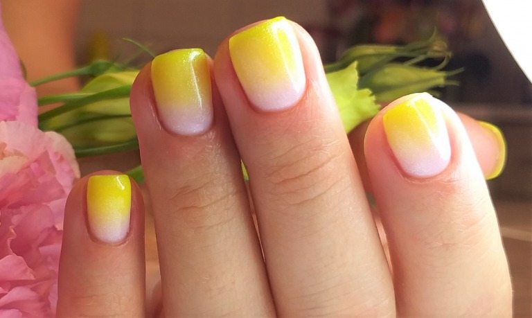 逆フレンチネイルデザイン