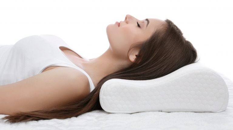 首のシワの原因と対策 