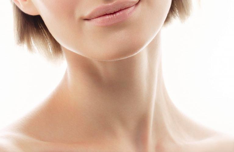 首のシワの原因と対策