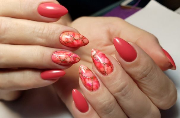 濃色の暖色カラーも