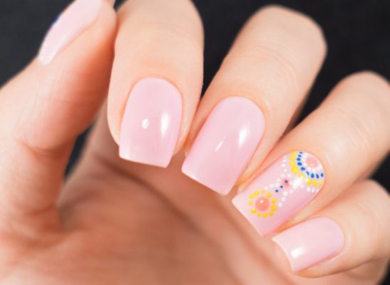 淡色ネイル