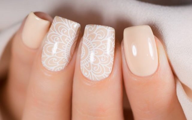 淡色ネイル