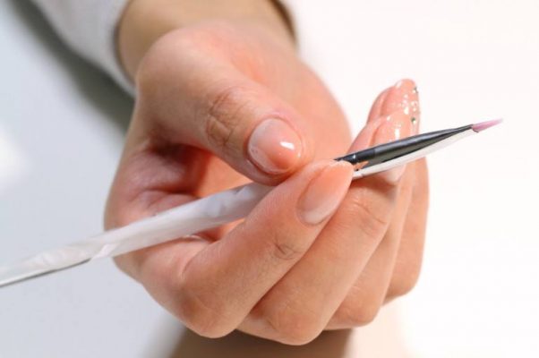 ジェルネイルで厚みを出す方法とは｜正しい厚みから原因・コツを知ってぷっくりネイルに！