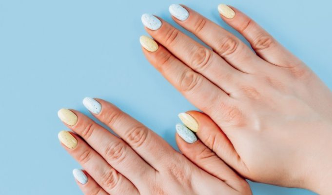 淡色ネイル