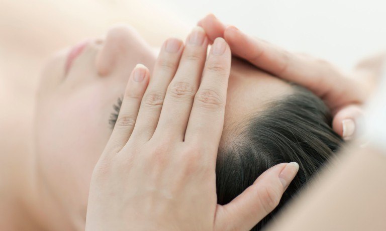 おでこのシワ改善方法！簡単マッサージや保湿で“おでこ美人”に 