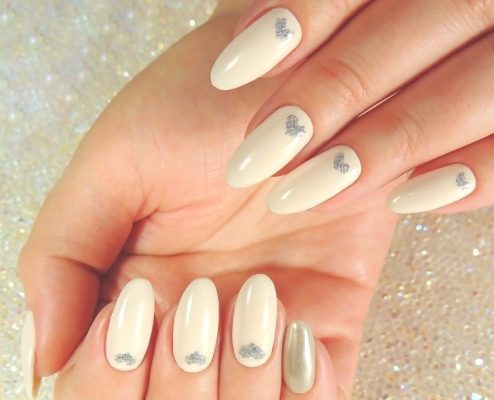 淡色ネイル