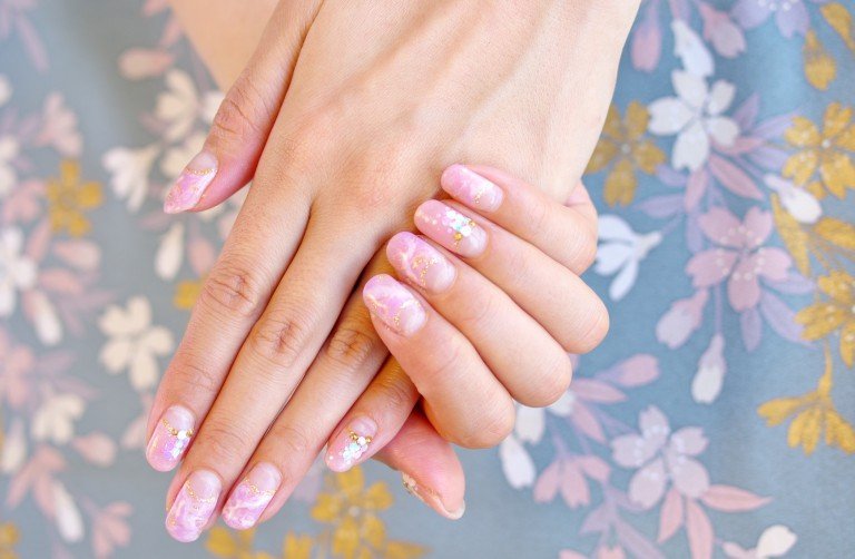ジェルが中浮きする原因と対策！放置後のネイルリスク＆応急処置方法まとめ