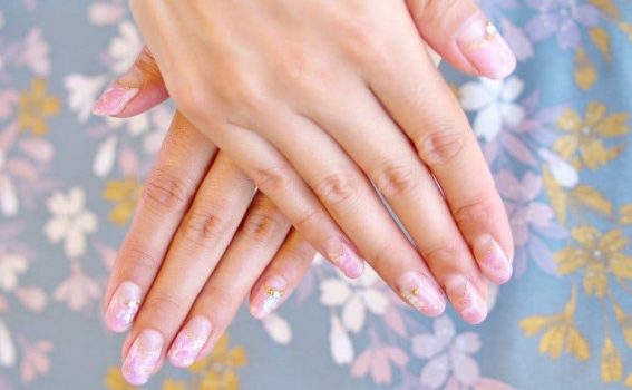 反り爪のジェルネイルの塗り方｜スプーンネイルでもぷっくりフォルムに仕上げよう