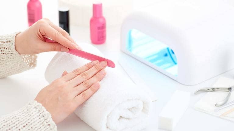 反り爪のジェルネイルの塗り方|スプーンネイルでもぷっくりフォルムに仕上げよう