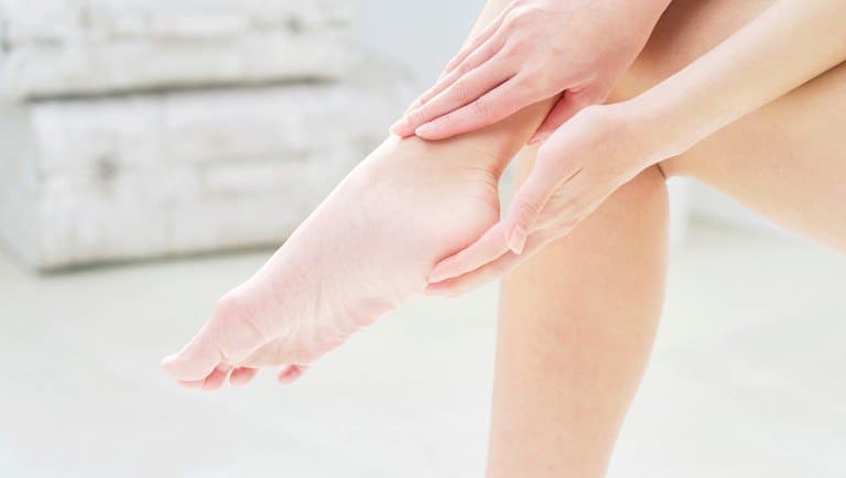 かかとのゴワつき撃退法！角質によるガサガサをつるっと滑らかにするおすすめケア
