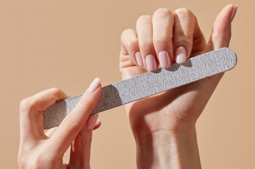 爪を爪ヤスリで削るイメージ