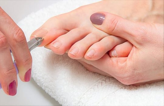 フットネイルでの甘皮処理