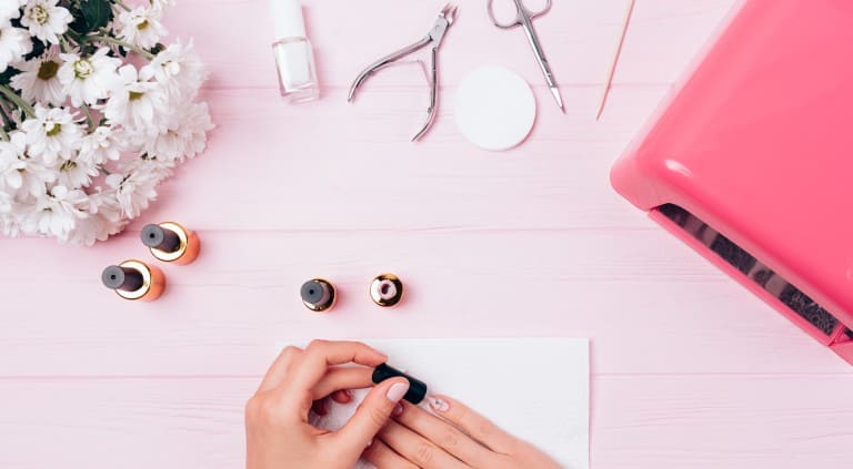 セルフジェルネイルの上手な塗り方！筆使いのコツを掴めばキレイなジェルネイルに