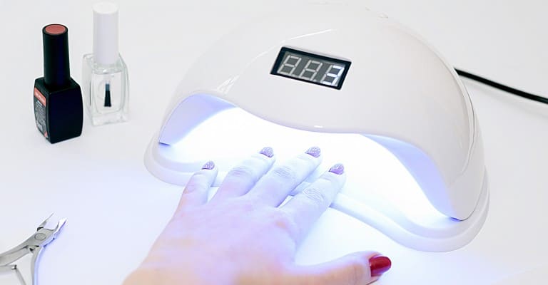 ジェルネイルのライトの種類と仕組み
