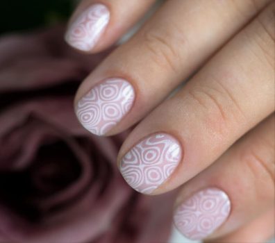 短い爪でもネイルはできるの?長さだしやおすすめネイルカラー紹介