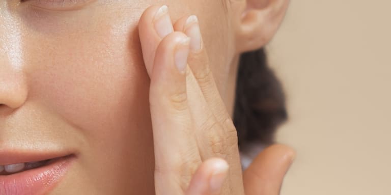 肌のハリを保つケア方法や食べ物