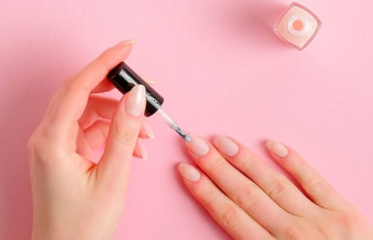 マニキュアを早く乾かす方法