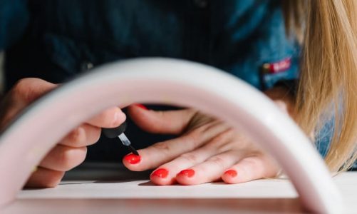 マニキュアの乾く時間を早くする方法