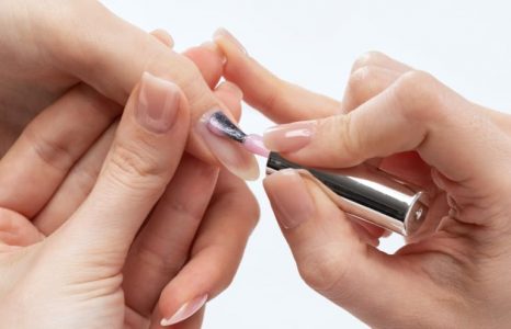 マニキュアの乾く時間を早くする方法