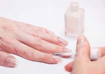 マニキュアの乾く時間を早くする方法