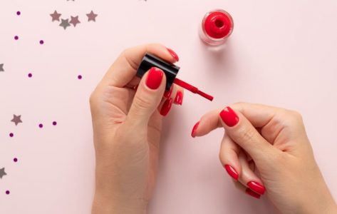 マニキュアの乾く時間を早くする方法