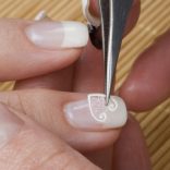 ネイルシールをピンセットで貼るイメージ