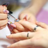 サロンでのネイリストイメージ