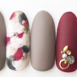 様々なカラーを使用したネイルデザイン