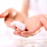 スクラブでハンドケアイメージ