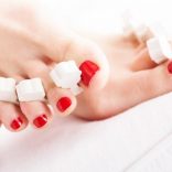 セパレーターを使ってペディキュアを塗った足