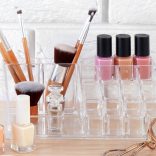 アクリルケースに収納されたコスメアイテム