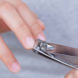 爪切りで爪を切る