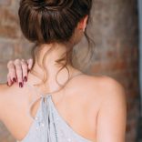 背中がキレイな女性