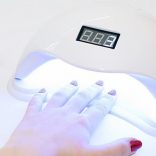 ジェルネイルのライトの種類と仕組み