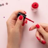 マニキュアの乾く時間を早くする方法