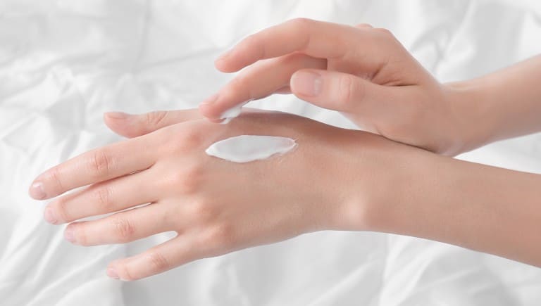 手の乾燥対策！手肌に年齢が出やすい原因と乾燥予防対策